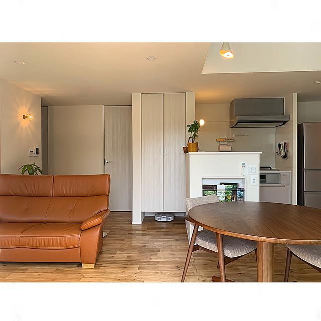 マリンライト,LEDスピーカー電球,立ち上がりたくない椅子,L字型キッチン,カミヤのハイドア,フルハイトドア,カリモクソファ,飛騨産業 ダイニングテーブル,オーク無垢床,広く見せる,珪藻土の壁,Overview,ウォールナット　ダイニングテーブル,ウォールナット家具,eufy,ルンバ基地 tamabaka1971の部屋