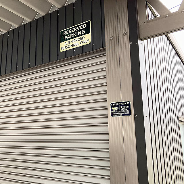 Entrance,ガレージのある暮らし,ガレージのある家,ガレージDIY,ガレージ,庭のある暮らし,防犯カメラ作動中,注意喚起,蓄光サインプレート,DIY,DIY女子,DIY初心者,両面テープ,超強力両面テープ,工具不要,DIYのある暮らし,超強力,スコッチ® 両面テープ,しっかり貼れる,新生活フェス2025,あとからはがせる両面テープ,プレミアゴールドシリーズ,幅広いラインナップ,粗面用,アメリカン,アメリカン雑貨,サインプレート,アメリカンスタイル,西海岸風インテリア yocchanの部屋