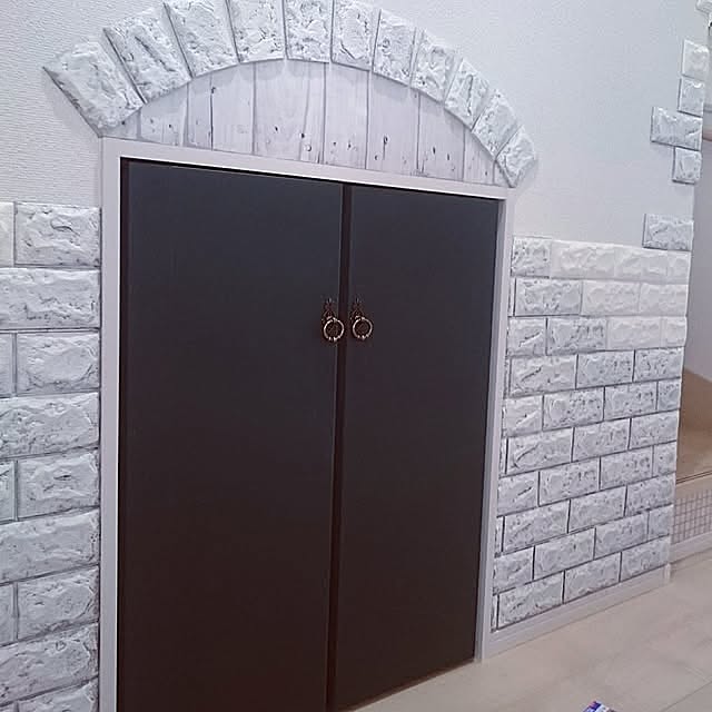 On Walls,DIY,廊下です♪,何にもない所に作るのが楽しいですね,装飾壁,新築だったけど、つまんなかった,セリア黒板シート,セリアドアフック,ダイソークッションレンガシート,ホムセンのフロアーシート,古い照明,DIYの始まり…。,見慣れたPicなのでコメントお気遣いなく Bienvenueの部屋