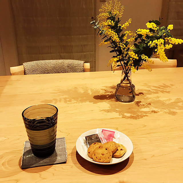 Lounge,調光,リビングライコン,ミモザの日,春はまだまだ,ロイズのチョコ,北海道民,北海道の冬,おやつタイム,花のある暮らし,ダイニングテーブル,ひとり時間,ティーマ,イッタラ,フローラ,ホルムガード,ミモザ,暮らしの一コマ,影まで美しい,アアルト,北欧,食器好き,北欧食器,シンプル,メープル無垢材,注文住宅,こどもと暮らす,旭川家具 chi.chi.chiの部屋