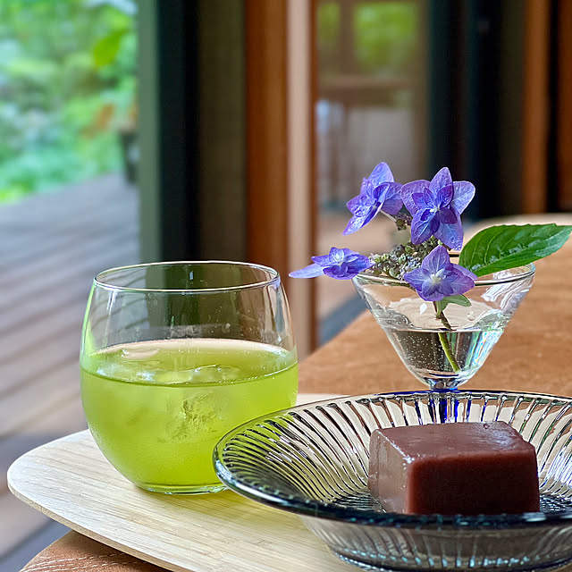 山紫陽花,ガラスの器,深山八重紫,ジャパンディ,おうちカフェ,プリーツスクリーン もなみ,長椅子,CHARDONNAY,カフェ風インテリア,LIXIL TW,心地よい暮らし,くつろぎ空間,hygge,癒し,季節を楽しむ,FIX大窓,ピクチャーウィンドウ,夏,テラスにつながるリビング,Lounge,紫陽花,庭の花,hammershøi,ガラスプレート,ニチベイ,羊羹 Kikko.の部屋