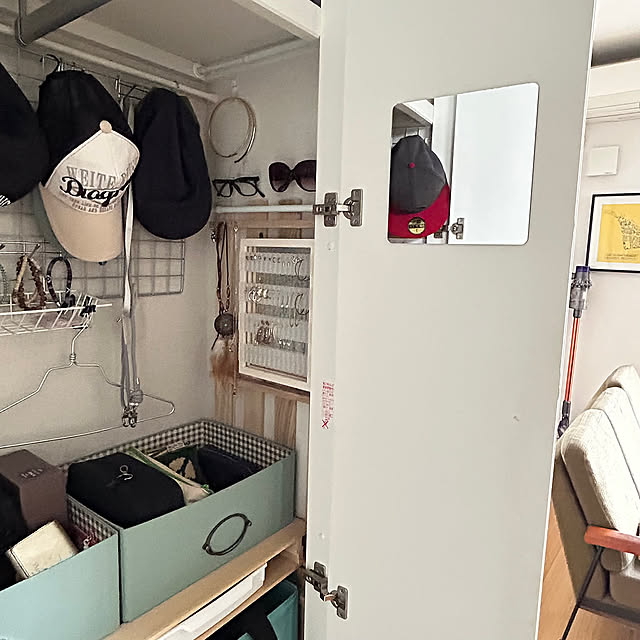Lounge,ミラーシート,ひっつき虫で固定,ひっつき虫,DIY,アクセサリー収納,クローゼットの中,ピアスホルダー,ピアス収納,フォトフレームリメイク,簡単DIY,100均DIY,RC埼玉支部,RCの出会いに感謝♡,ネックレス収納,いいね&フォローありがとうございます☆,100均フォトフレームでDIY！,ジュエリーホルダー,オール100均,POLUS,ポラス分譲,フォトフレームアレンジ adamoの部屋