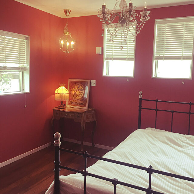 Bedroom,ウッドブラインド,アイアンベッド,赤い壁,メダリオン MARSSの部屋