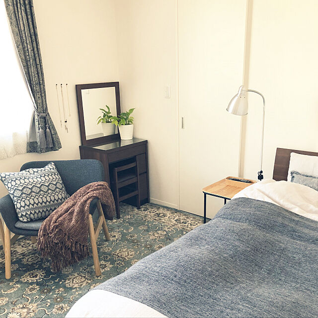 Bedroom,無印ベッドカバー,一人暮らし,平屋,IKEA　イージーチェア,ドレッサー,フロアライト mamisanの部屋