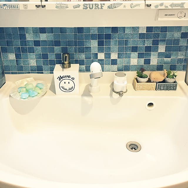 Bathroom,たくさんのいいねありがとうございます♡,パナソニック 洗面台,ダイソーリメイクシート,リメイクシート,こどもと暮らす。,西海岸インテリア,100均,西海岸インテリアに憧れ中,カリフォルニアスタイル,WTW,ディスペンサー,スマイル,洗面所,セリア,ウォールステッカー,シェル,ダイソー coloridoの部屋