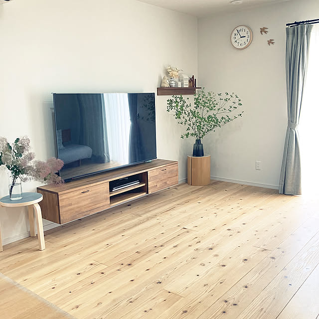 Lounge,木製家具,ナチュラル,木製,グリーン,北欧,花瓶,シンプル,ナチュラルインテリア,枝物,心地よい暮らし,コメントスルーで大丈夫です♡,花,椅子,スツール,リビング,ディスプレイ,花のある暮らし,飾り棚,雑貨,スモークツリー Yasunaの部屋