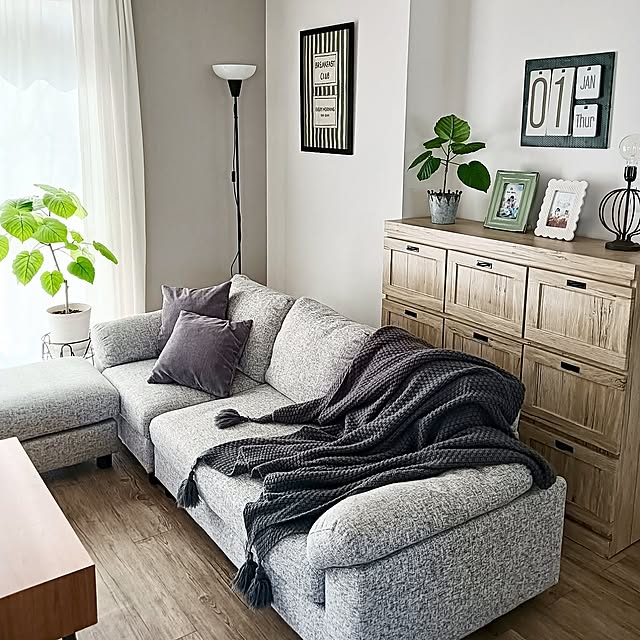 ブランケット,リビングのソファー,グレー インテリア,フリンジ付きブランケット,アートフレーム,グリーンのある暮らし,万年カレンダー,IKEA フロアスタンド chachaの部屋