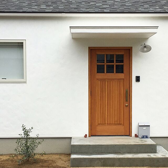 Entrance,オリーブ,ナチュラル,木製ドア,アンティークドアノブ,カフェ風,ブラケット照明 blanchomeの部屋