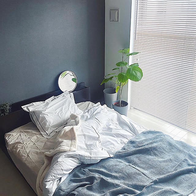 ニトリのブラインド,新生活,シンプルインテリア,アクセントクロス,IKEA,単身赴任暮らし,モノトーンインテリア,一人暮らし,スタンダードプロダクツ,1LDK,フロアベッド,1LDK 1人暮らし,ホテルライク,Bedroom neruroomの部屋