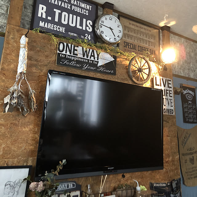 Lounge,ディアウォール,OSB合板,壁掛けテレビ,niko and…,10000人の暮らし,賃貸DIY,インスタ:yachako868,DIY女子,インダストリアルに憧れる,賃貸,DIY,DIY初心者,O型です,カインズ,賃貸でも楽しく♪,嫁の居場所,賃貸でも諦めない,ディアウォール棚,くらしの一コマ,暮らしの一コマ yachako_640の部屋