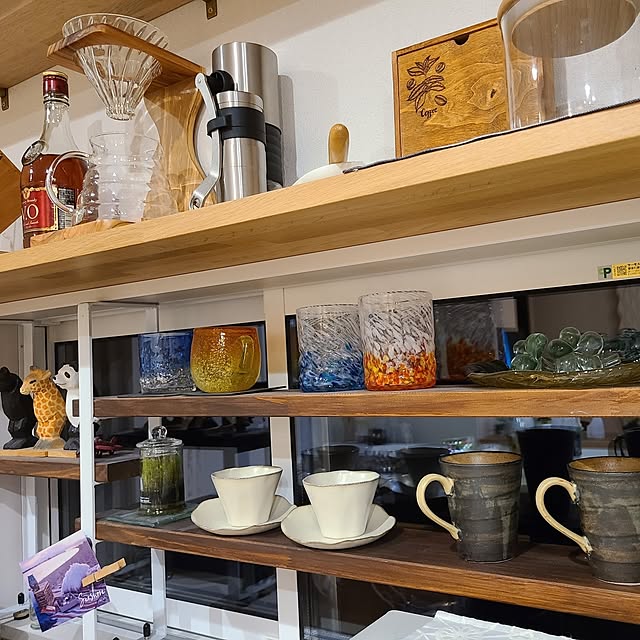 Kitchen,窓枠DIY,DIYのある暮らし,アイアン溶接,集成材で製作,塗装して取り付け,琉球グラス,お気に入りのコーヒーカップ,美濃焼きマグマカップ,ドリップコーヒー,キッチンの窓枠,釘は使わない,修復可能,簡単固定棚,アイアン棚 Rubiconの部屋