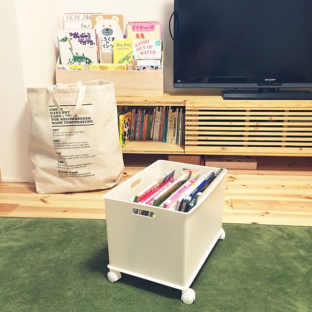 Lounge,造作テレビボード,ダイソーランドリーバッグ,インボックス,手作り絵本棚,牛乳パックリメイク,絵本収納,図書館の本,ニトリ,こどもと暮らす。 machiの部屋