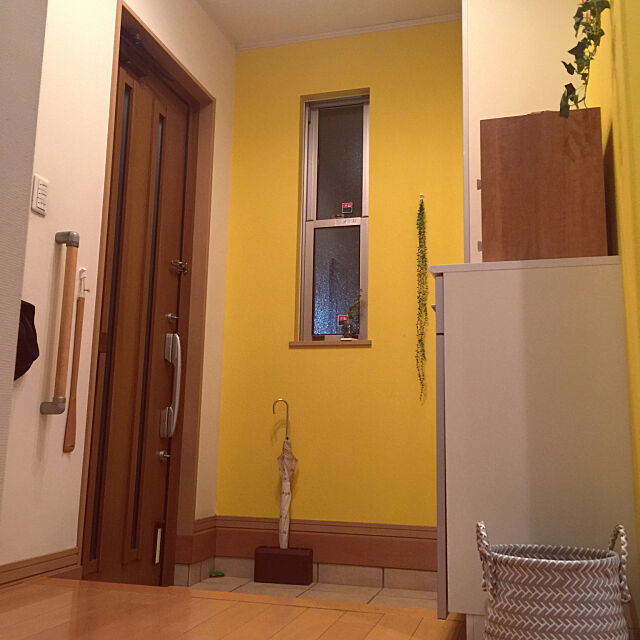 ペンキ塗り,DIY,玄関,イマジンウォールペイント,セルフリノベーション,黄色い壁,Entrance kaerunoameriの部屋