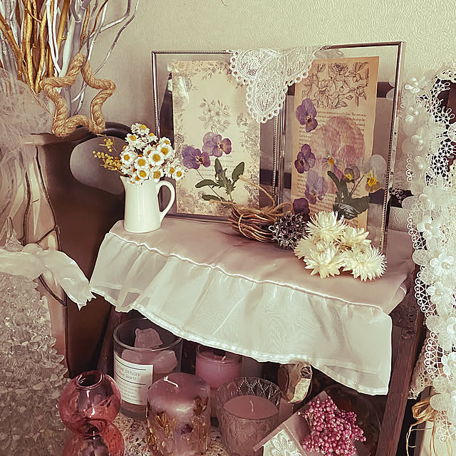 Lounge,セリアのカフェカーテン,セリアのカーテンタッセル,ダイソー500円商品,アイアンフォトフレーム(2L、2連),ダイソー,RoomClip mag 掲載,2枚投稿です♡,プチプラインテリア,花,春,押し花フレーム,見ていただきありがとうございます♡,ディスプレイ,庭のお花,ダイソー折り畳みラック(2段、茶色),セリアのインテリアペーパー,ダイソーのストーンディフューザー,パンジー、ビオラの押し花,ダイソーのキャンドル,セリアのドイリー ChiCoの部屋