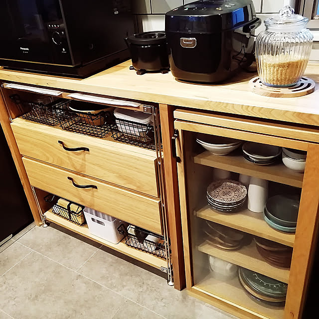 Kitchen,平屋暮らし,新築平屋,白い家,花ブロック好き,ナチュラル,雑貨,カフェ風,食器棚,無印良品,黒家電,ガラス瓶,無印良品 収納,無印良品　リメイク,背面カウンター,キッチン収納,カインズ　カゴ,カインズ　取手,無印良品　キャビネット,無印良品　シェルフ kkkの部屋