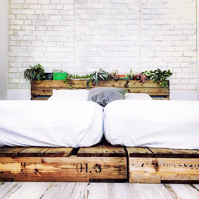 Bedroom,ダイソー,パレット,賃貸,賃貸DIY,賃貸でも頑張る‼,DIY,パレットDIY,パレットベッド,発泡スチロールレンガ壁,いなざうるす屋さん,棚DIY diez_taraの部屋