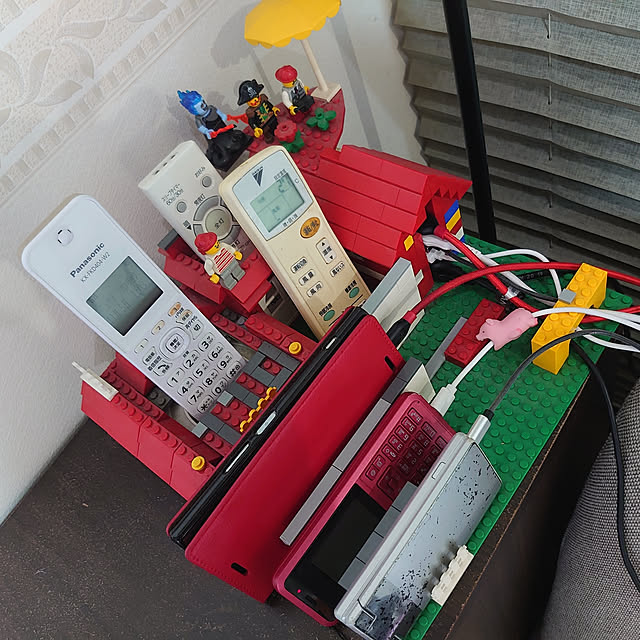 Lounge,組み合わせ,DIY,LEGO,usb充電,充電ステーション,携帯電話,リモコン収納,ミニフィグ nireiの部屋