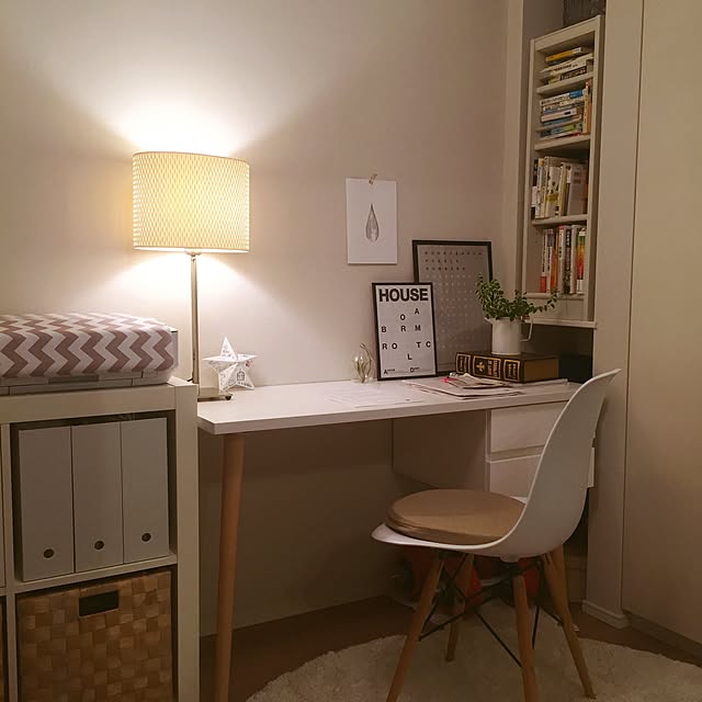 My Desk,パズルポスター,mon･o･tone,テーブルランプ,無印 低反発クッション,イームズチェア,無印良品,IKEA,ポスター chienaの部屋