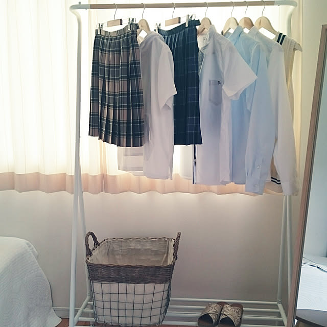 On Walls,娘の部屋,寝室,模様替え,韓国インテリア,イブル,キルティングマット,ベッドカバー,制服,衣替え,制服掛け,ハンガーラック,木製ハンガー,バスケット,大人可愛い,ホワイトインテリア,ナチュラルインテリア,韓国,ナチュラル,暮らしを整える,暮らしを楽しむ,すっきり暮らす bebikoの部屋