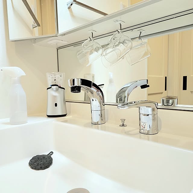Bathroom,スプレーボトル,LIXIL,生活感をなくしたい,ハンドソープディスペンサー,つるす収納,ピカピカにお掃除,すっきり暮らす,毎日リセット,ミューズ ノータッチ泡ハンドソープ,ピカピカ水まわり,無印良品 詰め替え容器,ティンクルお酢のチカラ,LIXIL洗面台,うがいコップ,スイングフック,コマンドフック 75の部屋