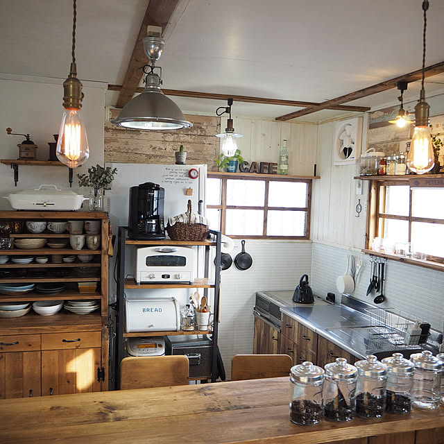 Kitchen,昭和レトロ♡,カフェ風インテリア,カフェ風キッチン♡,木の窓枠風DIY,木とアイアン,かご収納,古いおうち。,スキレット♡,壁紙屋本舗さん♡,セルフリノベーション,DIY,モザイクタイル風リメイクシート,インスタやってます♡,おうちカフェ,ダイソーリメイクシート,古い家,築42年,キッチンカウンターDIY,板壁風壁紙,リメイクシート,食器棚DIY,うつわ好き❤︎,アラジントースター,収納棚DIY,窓の上の棚DIY,うつわと暮らす maronの部屋
