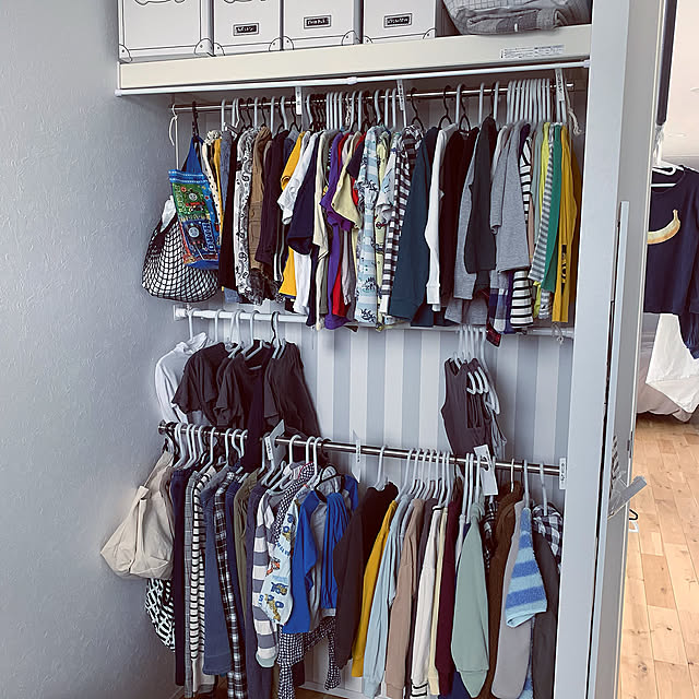 男の子と暮らす。,子供部屋,オープンクローゼット,クローゼット収納,吊るす収納,畳まない収納,クローゼット,ダイソーの突っ張り棒,ダイソー,つっぱり棒,On Walls Minteaの部屋