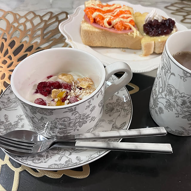 My Desk,デコホーム,花柄ばかりすみません,毎回同じ様な写真ごめんなさい！,マグカップ,食器が欠けた。。。,ニトリ♡デコホーム限定商品,グレー×ホワイト,花柄がとにかく好き♡,花柄が好き♡,モーニングコーヒー☕,マグカップにヨーグルト,マグカップ♡ rikuerinka86の部屋