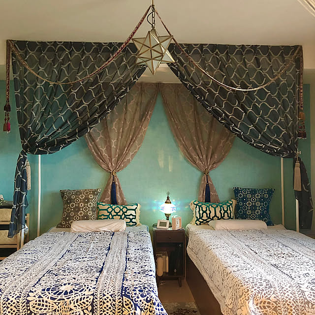 モロカンスタイル,モロッカン柄,モロカンフレンチ,天蓋風,タッセル,トルコランプ,海外風インテリア,モロッコインテリア,WALPA壁紙,アクセントクロス,シンメトリー,リヤド風,モロッコクッション,モロッコタイル柄,はがせる壁紙,水色の壁紙,Bedroom mochi2usagiの部屋