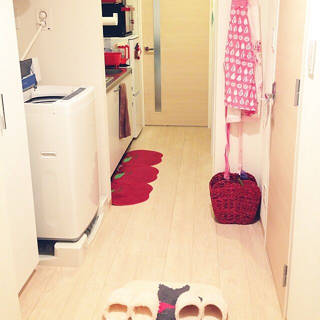 Entrance,一人暮らし,1K,キッチンは赤,赤,入ってすぐ洗濯機,狭い部屋 cocoroの部屋