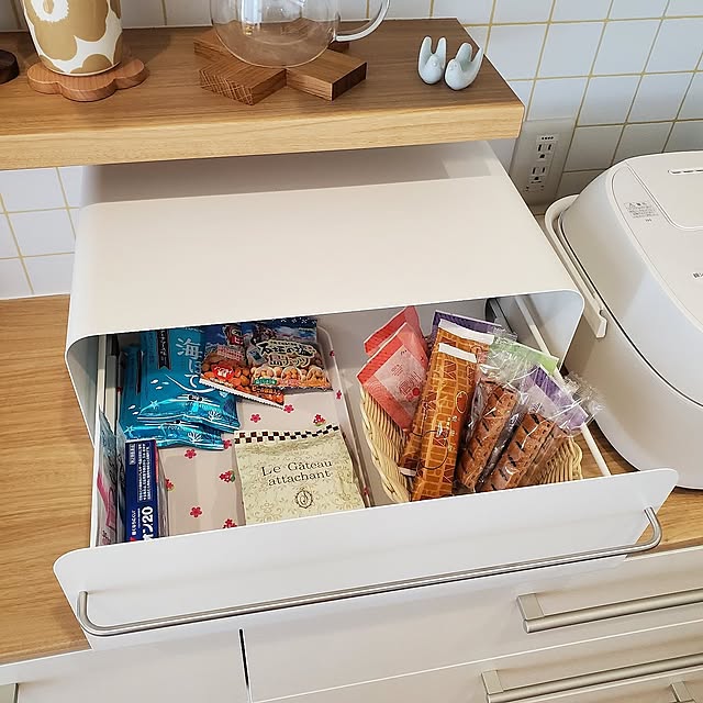 Kitchen,RoomClipショッピング,ブレッドケース,ブレッドドロワー,お菓子収納,パン収納,カップボードの上,TOTOキッチン,ザ・クラッソ,白×木,マリメッコ,リサラーソン,バーズワーズ,北欧ナチュラル,チェックの壁紙,白色家電 annyaの部屋