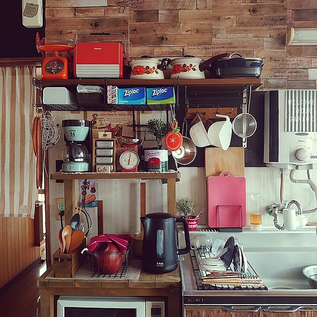 Kitchen,キッチン雑貨,古い家に住む,古い家,田舎暮らし,古い家の暮らし,お家で楽しむ,生活を楽しむ,使い勝手重視,壁面収納,レンジ台DIY,壁面棚DIY,朝の台所の風景,瞬間湯沸かし器,レトロ,昭和の台所,台所上部分だけリメイクシートDIY fukuの部屋