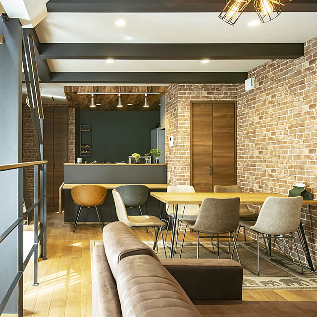 Lounge,ダイニング,カフェ風,れんが壁紙,ブルックリンスタイル,注文住宅　新築,無垢の家,無垢の床,梁のあるリビング,無垢材の床,男前,下がり天井,アイアン階段,アイアンテーブル,無垢の家具 aichuuuの部屋