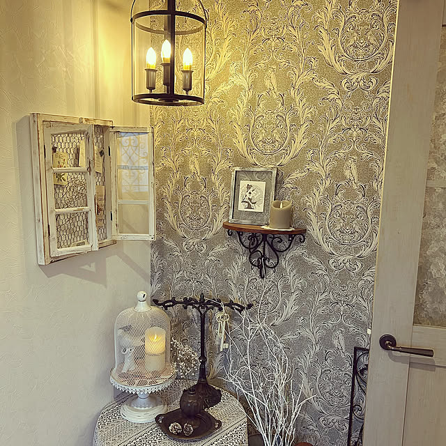 Entrance,窓枠フレーム,アイアン雑貨,LEDキャンドル,ライトアップ,アクセントクロス,ドライフラワー,サリュ,IKEA 照明,ディスプレイコーナー,雑貨,アンティーク,シャンデリア,シャビーシック na-naの部屋