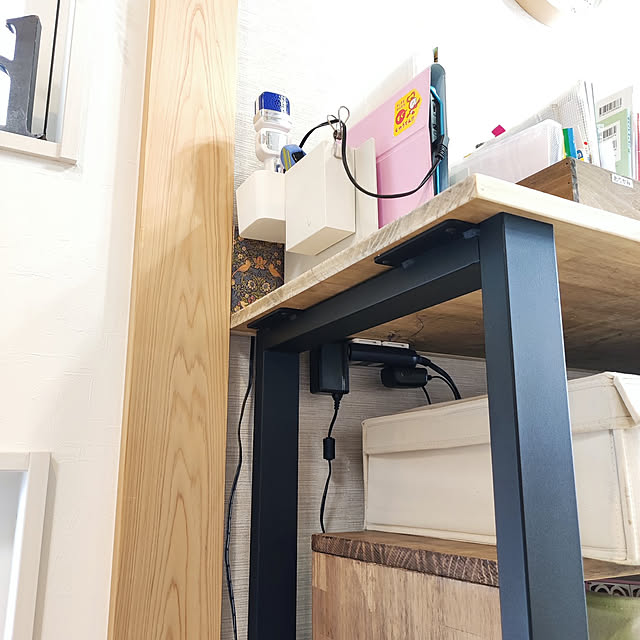 On Walls,コード収納,ダイソー,電源タップ固定器,浮かせる,充電器,タブレット置き場,こどもと暮らす,リビング学習,学習スペース,建売 Jijiの部屋