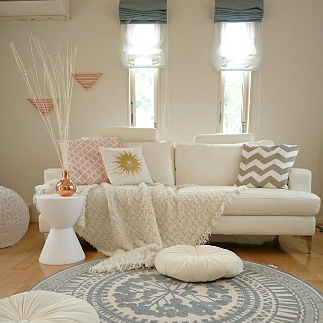 Lounge,H&M HOME,すっきり暮らす,パステルカラー,丸いクッション,Francfranc,カルテル,本革ソファー,シンプルライフ,IKEA,丸いラグ,リラックスタイム,コッパー,シェブロン柄,ラグリー Jinaの部屋