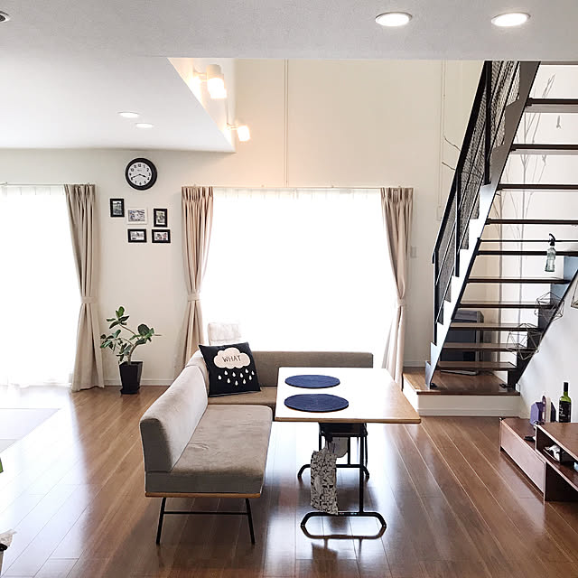 Lounge,掃き出し窓,カーテン,フォトフレーム,壁掛け時計,Francfranc,グリーン,鉄骨階段,南海プライウッド,吹き抜け,unico,unico ダイニングテーブル,リビング階段,ウォールステッカー forの部屋