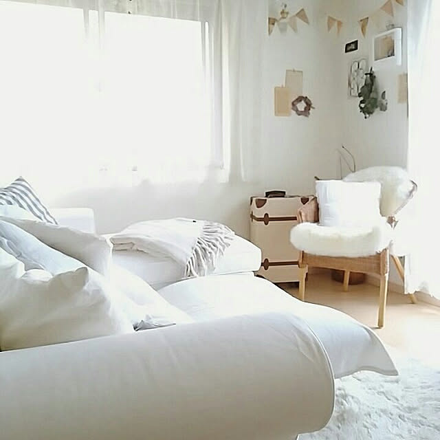 Lounge,10000人の暮らし,こどもと暮らす。,家族団らんスペース,エークトルプ,白いソファ,冬の白*,家族みんなで寛げる空間作り,クッション多め,ホワイトナチュラル,ソファ,しろが好き*,白のチカラ,ホワイトインテリア,家族団らん,オットマン,寝椅子,アームチェア,ラタンチェア mikaの部屋