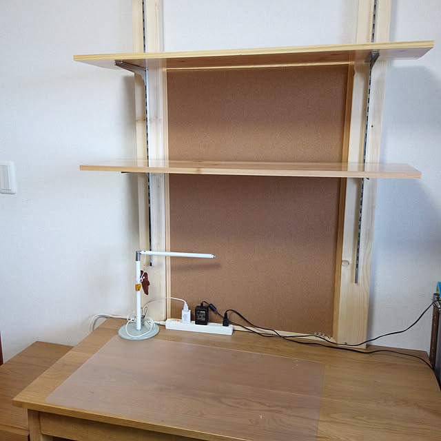 My Desk,2×4アジャスター,2×4材でDIY,子供部屋,DIY,カインズ,木目調,無印良品,無印学習机,LEDライト,100均,DIY初心者,突っ張り棒,コストコ,配線 m-_-mの部屋