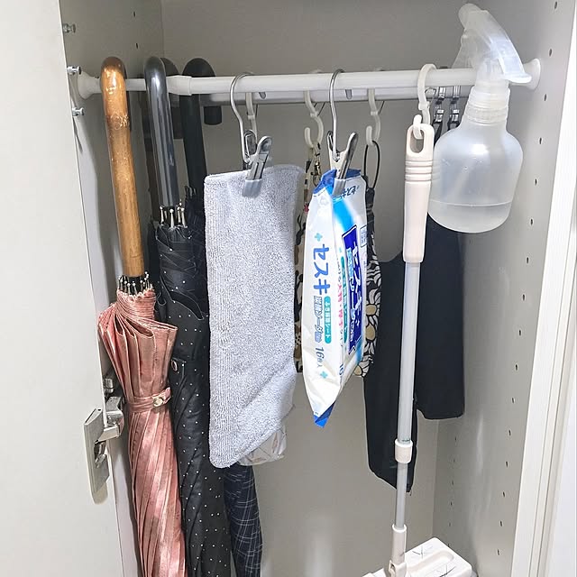 Bathroom,玄関,フック,マンション,下駄箱,3LDK,傘掛け,突っ張り棒,お掃除シート,クリップフック,ハンギングクリップ,玄関掃除道具,ミニワイパー,ミニワイパー収納,セリア　S 字フック love1017の部屋