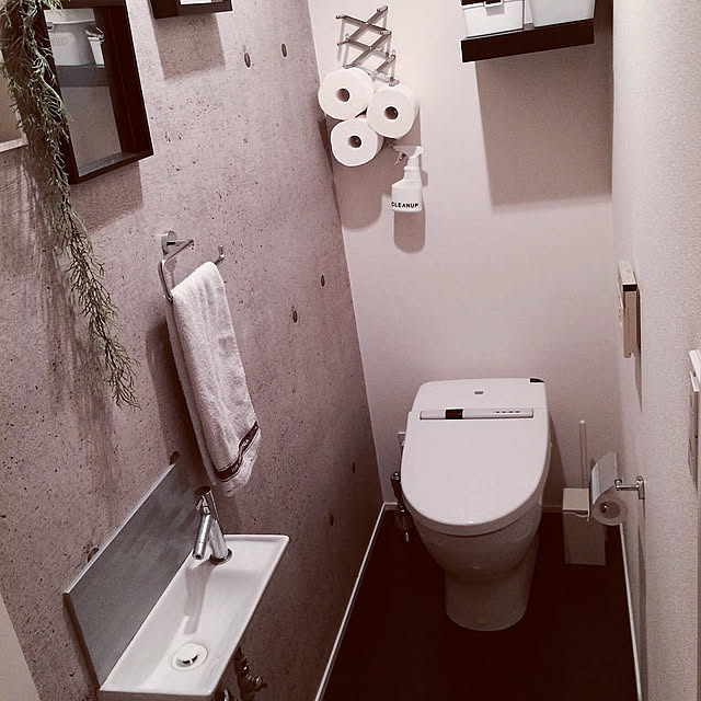 Bathroom,RoomClipドラマ化,壁紙屋本舗,コンクリート風壁紙,アクセントクロス,DIY,鍋蓋オーガナイザー,IKEA,IKEAの棚,塩系インテリア,ホテルライク,トイレットペーパー収納,見せる収納 irieriの部屋