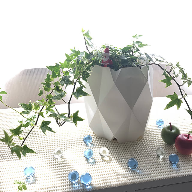 2021.3.22,鉢カバー手作り,ケント紙,Daiso,アイビー,植物のある暮らし,ビー玉,Lounge,ディスプレイ棚,涼しげ,ラムネのビー玉,ハンドメイドの鉢カバー,鉢カバー,RoomClip mag 掲載,紙の鉢カバー Mitsuの部屋