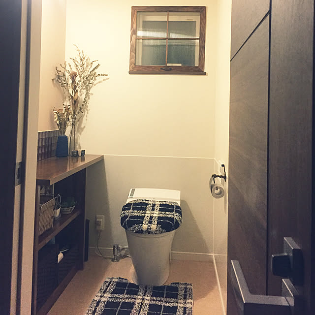 Bathroom,ニトリトイレカバー,窓枠DIY,アンティーク,ドライフラワー,Instagram→izumi_0129,ニトリのラグ izの部屋