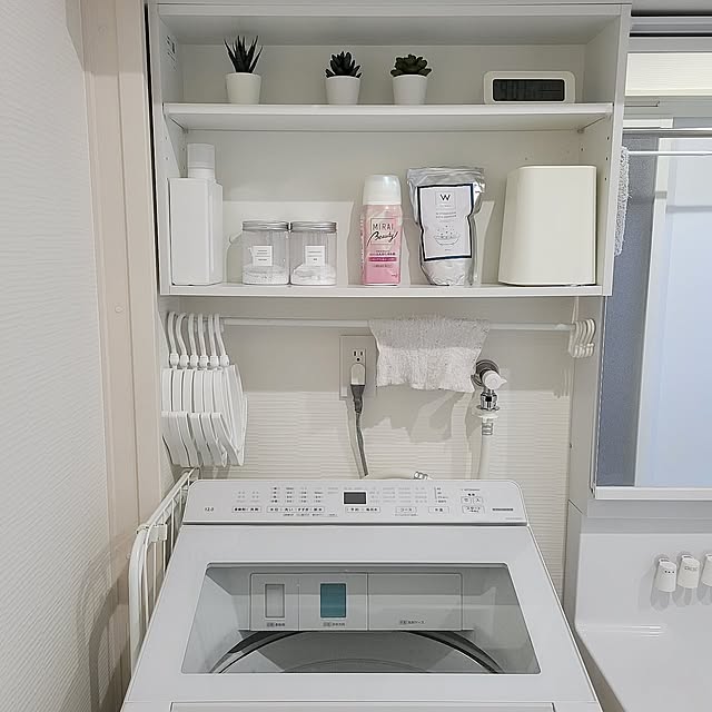 Bathroom,洗面所のインテリア,TOTOの収納棚,ホワイトインテリア,バス/トイレ収納,物を置かない,スッキリ暮らしたい,清潔を保つ,詰め替えボトル,置くだけ収納,入浴剤ボトル,IKEA,フェイクグリーン,電波時計,ホワイトグリーン,手洗いスペース maruの部屋