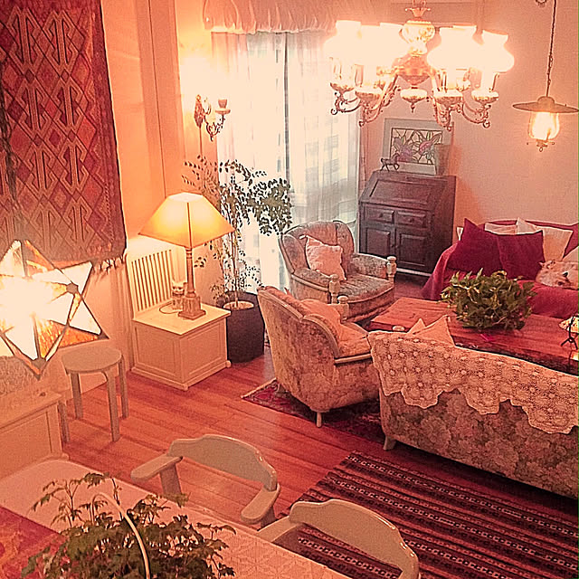 Lounge,シャンデリア,天井照明,手編みレーステーブルクロス,ソファー,オールドキリム,クッションカバー手作り,観葉植物,照明,間接照明,観葉植物のある部屋,レースのカーテン,手編みレース,椅子,ねこのいる風景,カーテン 手作り,無垢のフローリング,テーブルクロス marrymisuzuの部屋