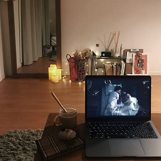 おうちシアター,MacBook Air,MacBook,映画鑑賞,小物,ナチュラル,コンクリート風,テーブル,雑貨,木のある暮らし,一人暮らし,壁,北欧,照明,間接照明,キャンドルのある暮らし,間接照明のある暮らし,キャンドル,ドライフラワー,ディフューザー,LEDライト,本,Lounge ori.の部屋