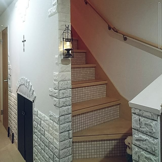 On Walls,ビフォーアフター,セリアの黒板シート,DAISOのリメイクシート,DAISOのクッションレンガシート,漆喰塗り♪,廊下になります,階段下の収納庫と壁を変えました。,セリアの扉フック,懐かしい灯り,リビングドアを開けると陽が差し込みます,階段にはクッションフロア。,昔のアフター←間違いでアフター消したい Bienvenueの部屋