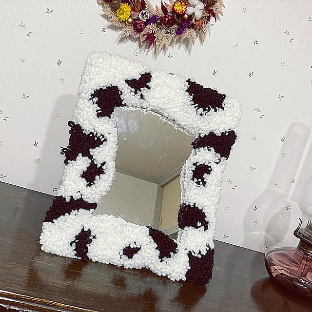 新年の抱負,牛柄,韓国インテリア,パンチニードル,タフティングミラー,ハンドメイド,DIY,毛糸,モノトーン,ミラー,ウォールミラー,My Shelf machikoooの部屋