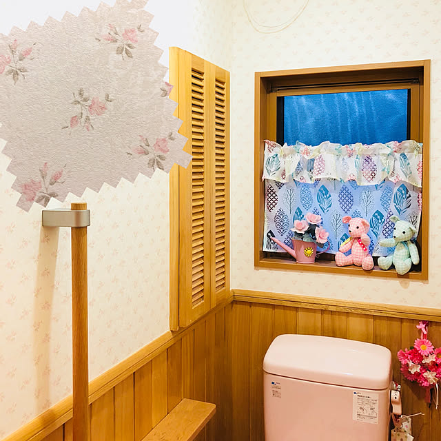 Bathroom,トイレの壁紙,ブリキ雑貨,ハンドメイドのベア,ハンドメイドのカフェカーテン,INAXのトイレ,腰板壁,腰板,築15年,腰壁 juncocoの部屋