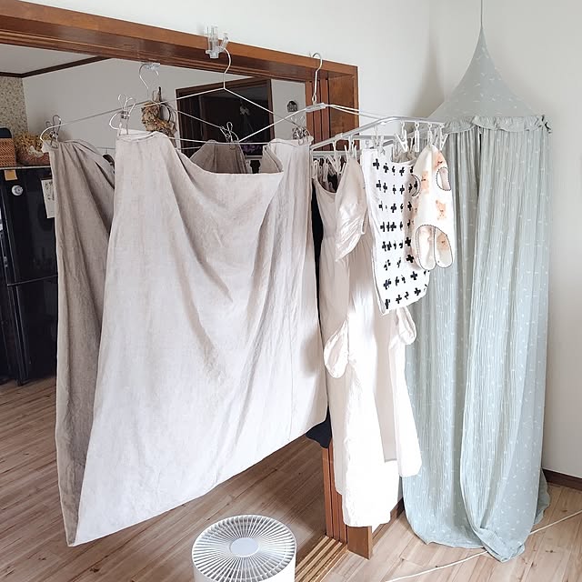 On Walls,部屋干し,部屋干しスペース,シーツ干し,100均アイテム,セリア,バスタオルハンガー,鴨居フック,無印良品 サーキュレーター,キャノピー,ナチュラルインテリア,わんこと暮らす,植物と暮らす,可愛いものが好き,賃貸,リネンシーツ santamamaの部屋