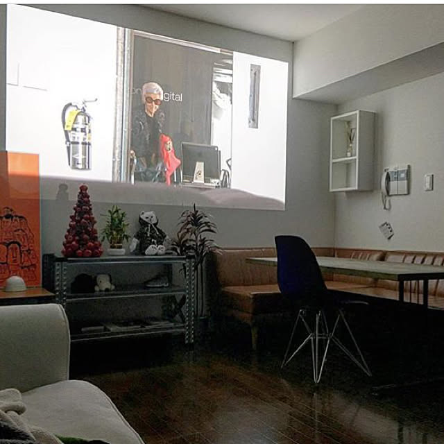 Overview,ソファ,カフェ風,クリスマスツリー,男前,プロジェクターのある部屋,プロジェクターEPSON,metalsistem,観葉植物 mirraの部屋